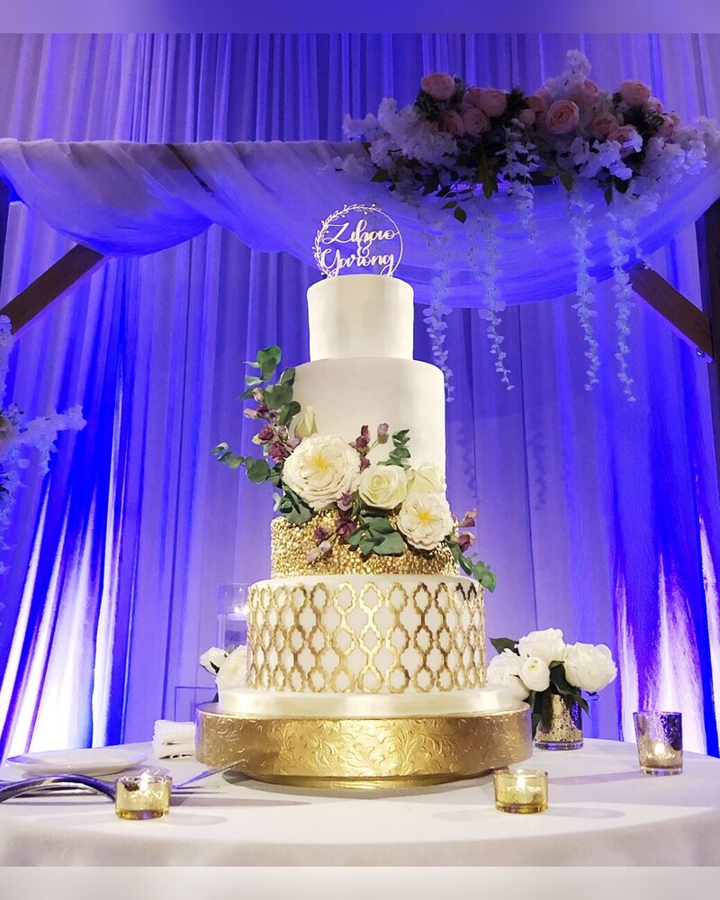 Gold lattice and fresh roses at the reception